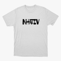 Camiseta com estampa frontal de letras grandes e estilizadas formando a palavra "NHATIV", dispostas em uma tipografia moderna e marcante.