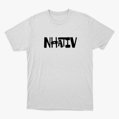 Camiseta com estampa frontal de letras grandes e estilizadas formando a palavra "NHATIV", dispostas em uma tipografia moderna e marcante.