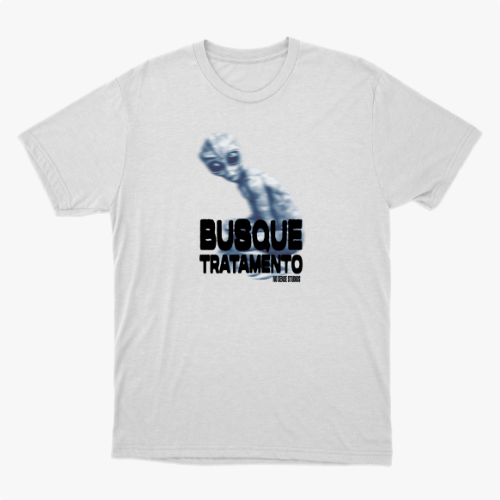 Camiseta com estampa frontal de um alienígena estilizado ao lado da frase "BUSQUE TRATAMENTO" em letras grandes e sombreadas, acompanhada por um texto menor.