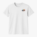 Camiseta com estampa frontal de logo artístico com sol e silhueta de cavalo, e estampa traseira de bandeira sobre logo semelhante.
