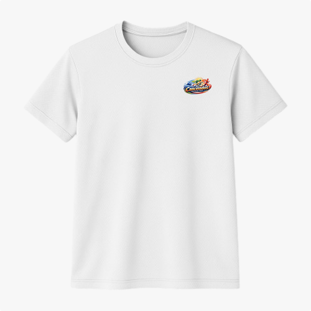 Camiseta com estampa frontal de logo artístico com sol e silhueta de cavalo, e estampa traseira de bandeira sobre logo semelhante.