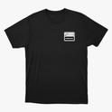 Camiseta com estampa frontal de um selo estilo rótulo de produto com os dizeres "ALTO EM ANSIEDADE", incluindo ilustração de uma lupa.
