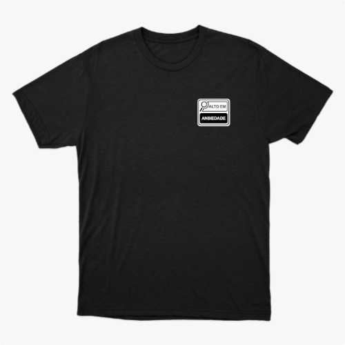 Camiseta com estampa frontal de um selo estilo rótulo de produto com os dizeres "ALTO EM ANSIEDADE", incluindo ilustração de uma lupa.