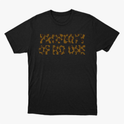 Camiseta com estampa frontal de letras formando as palavras "PROPERTY OF NO ONE" em padrão de camuflagem animal, estilo único e moderno.