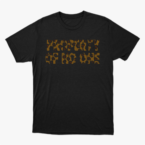 Camiseta com estampa frontal de letras formando as palavras "PROPERTY OF NO ONE" em padrão de camuflagem animal, estilo único e moderno.