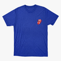 Camiseta com estampa frontal de boca com lábios entreabertos e língua para fora, criando um visual icônico e arrojado na parte superior esquerda.