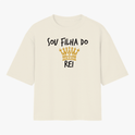 Camiseta com estampa frontal de frase "Sou Filha do Rei" acima de uma ilustração de coroa estilizada, adicionando um toque de majestade ao design.