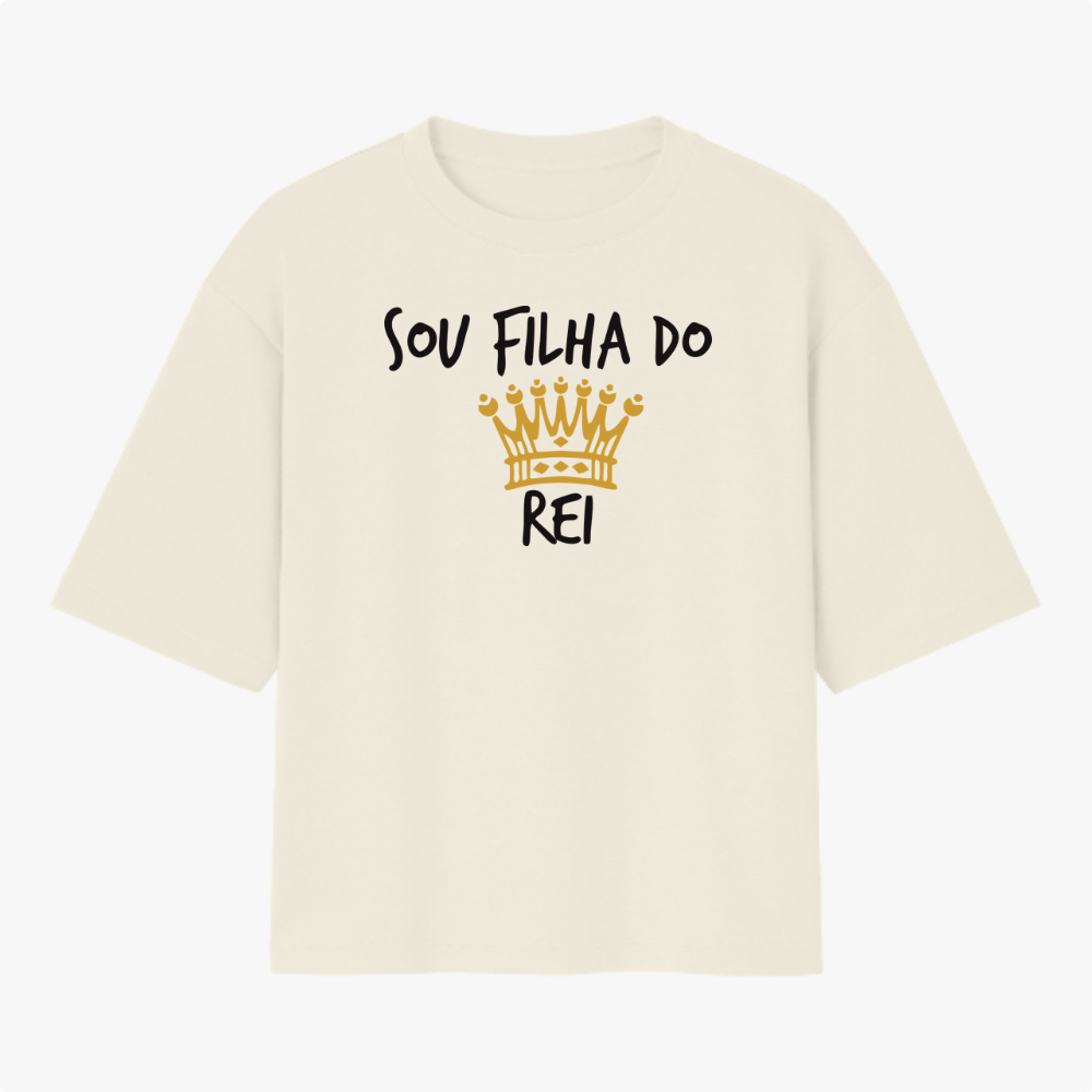 Camiseta com estampa frontal de frase "Sou Filha do Rei" acima de uma ilustração de coroa estilizada, adicionando um toque de majestade ao design.