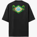 Camiseta com estampa frontal de logo tropical com pássaros e paisagem em destaque e estampa traseira maior mostrando cena de natureza exuberante com araras.
