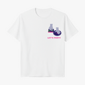 Camiseta com estampa frontal de mãos manipulando botões coloridos ao lado de um disco de vinil, acompanhada da frase "LET'S PARTY".