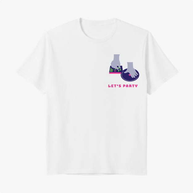 Camiseta com estampa frontal de mãos manipulando botões coloridos ao lado de um disco de vinil, acompanhada da frase "LET'S PARTY".