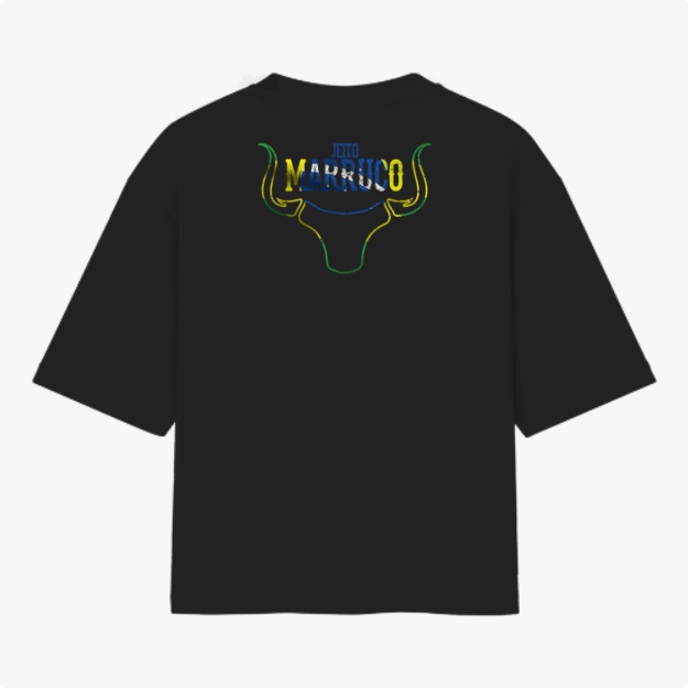 Camiseta com estampa frontal de chifres estilizados, localizados no lado esquerdo superior, e estampa traseira de cabeça de touro com texto "Jeito Marruco".