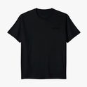 Camiseta com estampa frontal de texto "RIVALS" discreto e estampa traseira de carros de corrida sob texto "THE LAST LAP WAS NEVER JUST A LAP" e "RIVALS".