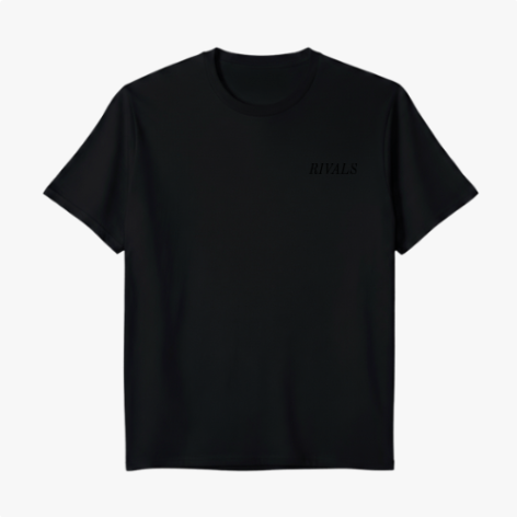 Camiseta com estampa frontal de texto "RIVALS" discreto e estampa traseira de carros de corrida sob texto "THE LAST LAP WAS NEVER JUST A LAP" e "RIVALS".