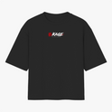 Camiseta com estampa frontal de letras estilizadas ao lado de um caractere asiático e estampa traseira de uma personagem em estilo mangá com detalhes dinâmicos.
