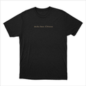 Camiseta com estampa frontal de texto estilizado centralizado que diz "doulos Iesou Christou" em fonte discreta e elegante, destacando-se de forma sutil.