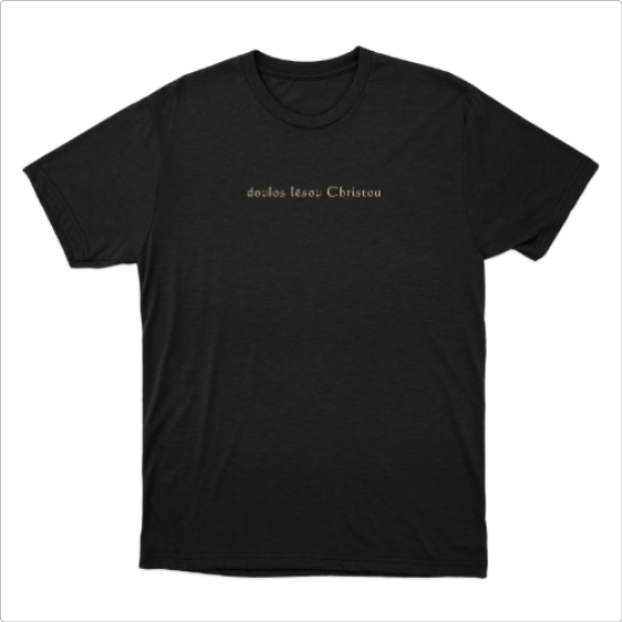 Camiseta com estampa frontal de texto estilizado centralizado que diz "doulos Iesou Christou" em fonte discreta e elegante, destacando-se de forma sutil.