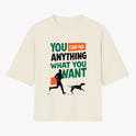 Camiseta com estampa frontal de texto estilizado "YOU CAN DO ANYTHING WHAT YOU WANT" acompanhado de uma ilustração de pessoa correndo com um cachorro.