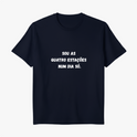 Camiseta com estampa frontal de texto em forma de frase que diz "SOU AS QUATRO ESTAÇÕES NUM DIA SÓ." em fonte de estilo marcante e legível.