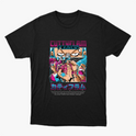 Camiseta com estampa frontal de ilustração em estilo anime, apresentando personagem com pose dinâmica, letras coloridas acima e inscrições japonesas abaixo.