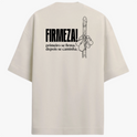 Camiseta com estampa frontal de duas chaves cruzadas e estampa traseira de mão segurando um bastão com a frase "FIRMEZA! primeiro se firma. depois se caminha."