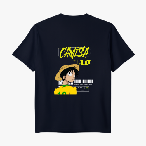 Camiseta com estampa frontal de pequeno logotipo estilizado no peito e estampa traseira de personagem com chapéu de palha, texto “Camisa 10” e detalhes gráficos.