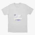 Camiseta com estampa frontal de letras estilizadas "Vybe de Quebrada" acompanhadas de uma coroa sobre o "V" e um traço com efeito de spray na parte inferior.