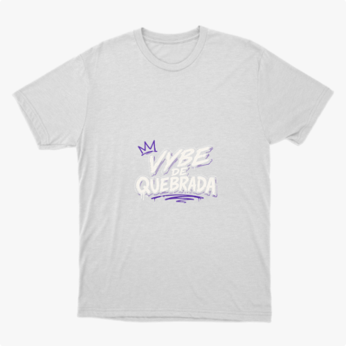 Camiseta com estampa frontal de letras estilizadas "Vybe de Quebrada" acompanhadas de uma coroa sobre o "V" e um traço com efeito de spray na parte inferior.