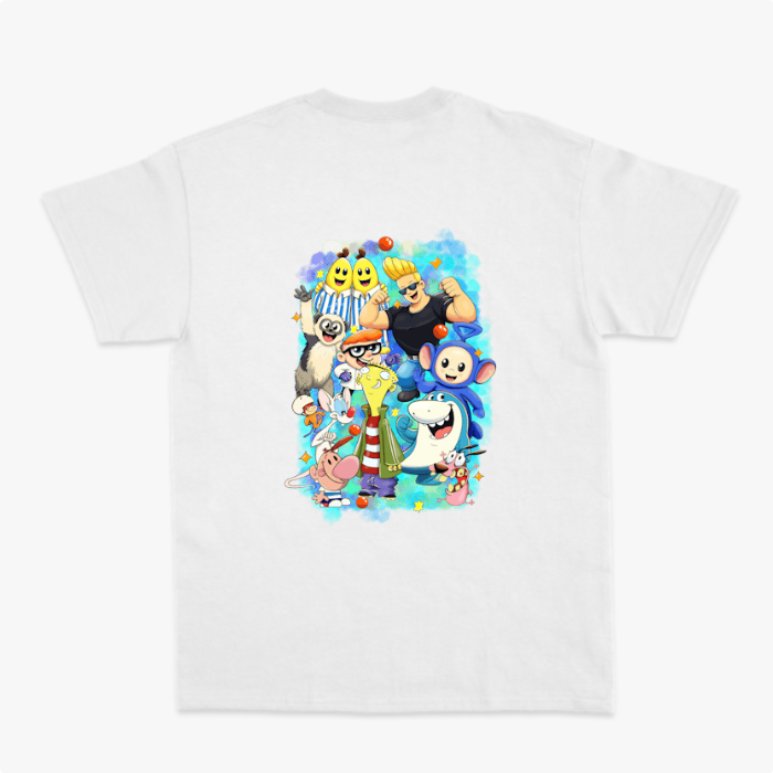 Camiseta com estampa frontal de assinatura curva estilizada pequena no canto superior e estampa traseira de personagens caricatos e sorridentes em grupo colorido.