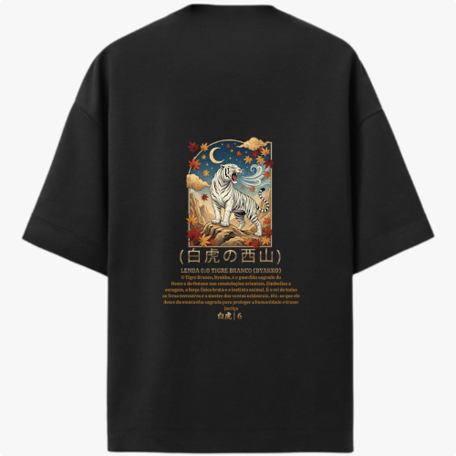 Camiseta com estampa frontal de uma coroa acima de texto "O Tigre Branco (Byakko)" e estampa traseira de tigre sob céu estrelado com folhas e texto japonês.