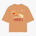 Camiseta com estampa frontal de coquetel Molotov com chamas e frases impactantes e estampa traseira de símbolo circular com cabeça de cervo estilizada.