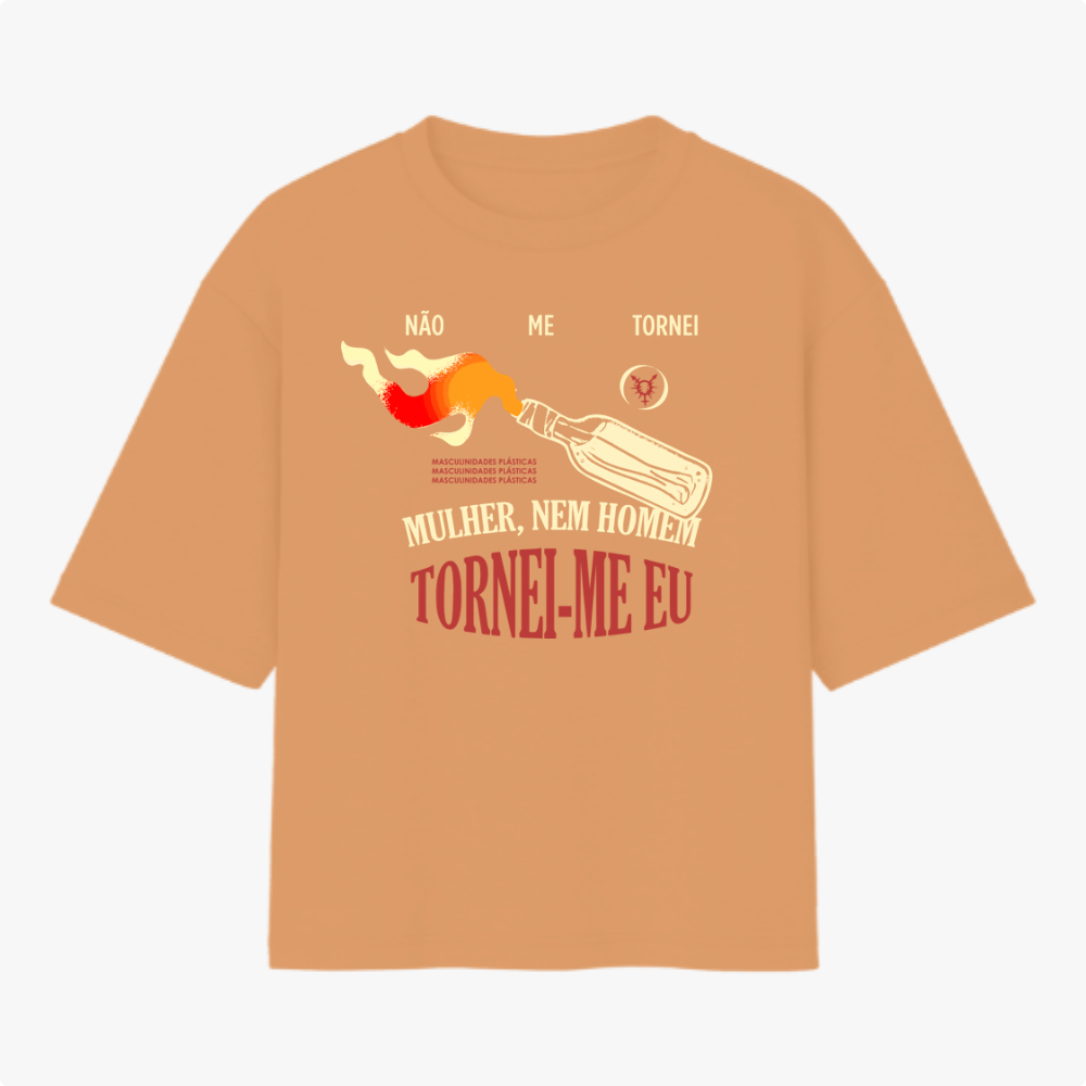 Camiseta com estampa frontal de coquetel Molotov com chamas e frases impactantes e estampa traseira de símbolo circular com cabeça de cervo estilizada.