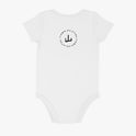 Body infantil com estampa frontal de círculo com texto repetido ao redor de um ícone central de uma mão fechada com o dedo polegar apontando para cima.