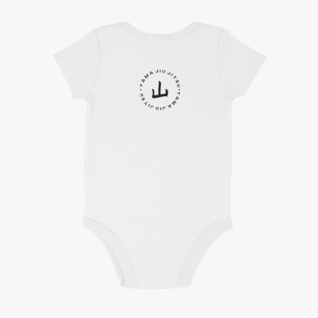 Body infantil com estampa frontal de círculo com texto repetido ao redor de um ícone central de uma mão fechada com o dedo polegar apontando para cima.