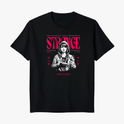Camiseta com estampa frontal de figura central segurando uma câmera, rodeada por palavras e símbolos, com destaque para "STRANGE" em letras grandes.