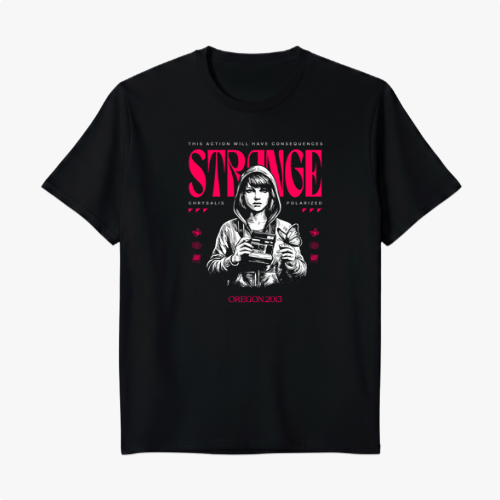 Camiseta com estampa frontal de figura central segurando uma câmera, rodeada por palavras e símbolos, com destaque para "STRANGE" em letras grandes.