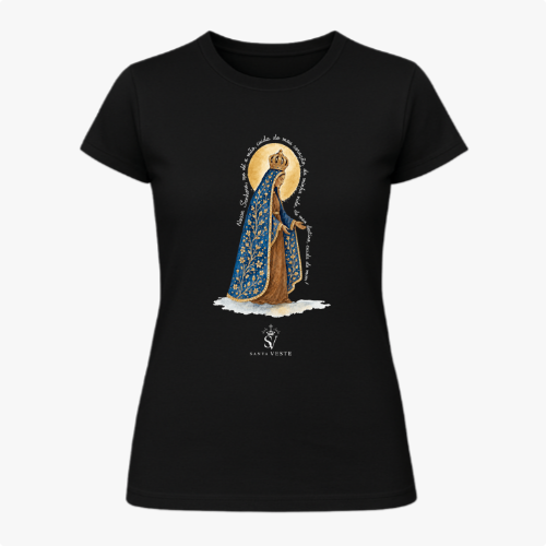 Camiseta com estampa frontal de figura religiosa adornada em manto detalhado, com halo dourado e texto elegante ao redor da imagem.