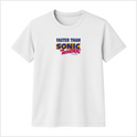 Camiseta com estampa frontal de texto estilizado "Faster Than Sonic the Hedgehog" com tipografia em diferentes cores, criando um contraste vibrante.