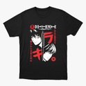Camiseta com estampa frontal de duas figuras em estilo mangá, escrita estilizada e elementos gráficos japoneses, incluindo uma caneta vertical.