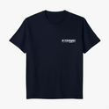 Camiseta com estampa frontal de texto "Pitangui Beach" e estampa traseira de paisagem litorânea com buggy azul, casal dentro, palmeira e céu claro.