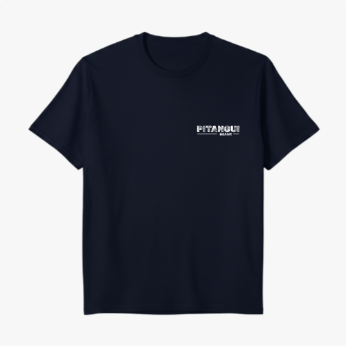 Camiseta com estampa frontal de texto "Pitangui Beach" e estampa traseira de paisagem litorânea com buggy azul, casal dentro, palmeira e céu claro.