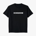 Camiseta com estampa frontal de texto centralizado na região do peito, exibindo a palavra "KINGDOM" em letras maiúsculas.