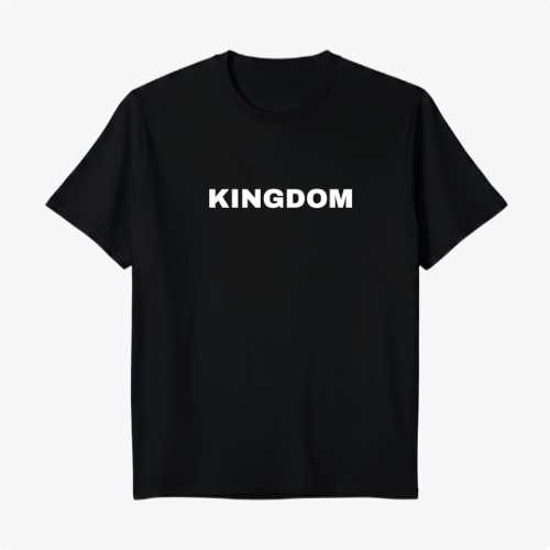 Camiseta com estampa frontal de texto centralizado na região do peito, exibindo a palavra "KINGDOM" em letras maiúsculas.