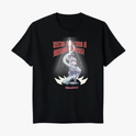 Camiseta com estampa frontal de personagem em armadura segurando uma espada, com texto estilizado acima e referência bíblica na parte inferior.