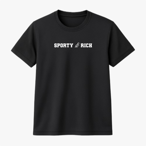 Camiseta com estampa frontal de lettering "SPORTY & RICH" e estampa traseira de "SPORTY & RICH RUNNING CLUB" acompanhada de "Rowher Club" abaixo.