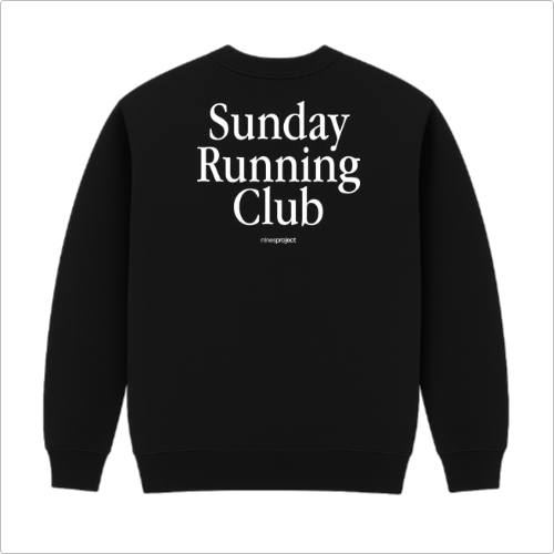 Moletom com estampa frontal de "Sunday Running Club" em texto pequeno e estampa traseira de "Sunday Running Club" em texto grande com detalhe adicional.