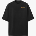 Camiseta com estampa frontal de letras estilizadas "FAFO" e estampa traseira de ilustração com foto central, texto ao redor e helicópteros ao fundo.