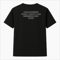 Camiseta com estampa frontal de texto pequeno "FAKE RUNNERS ©1997 NAMES PROJECT" e estampa traseira de texto grande "FAKE RUNNERS 2000's TRACK CLUB MEMBERS ONLY ©1997".