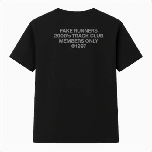 Camiseta com estampa frontal de texto pequeno "FAKE RUNNERS ©1997 NAMES PROJECT" e estampa traseira de texto grande "FAKE RUNNERS 2000's TRACK CLUB MEMBERS ONLY ©1997".