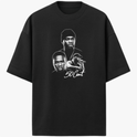 Camiseta com estampa frontal de três imagens de pessoa em diferentes poses com assinatura estilizada abaixo.